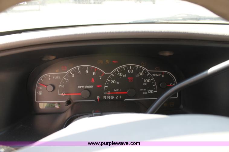 image for item D7720 2002 Ford Windstar LX mini van