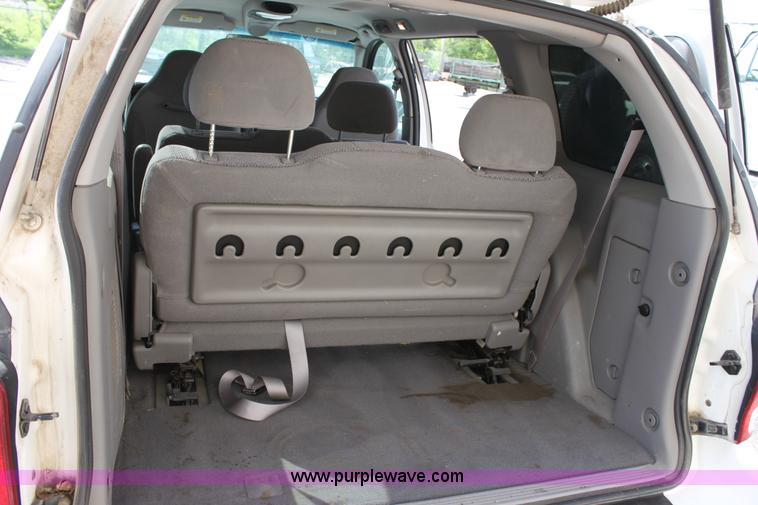 image for item D7720 2002 Ford Windstar LX mini van