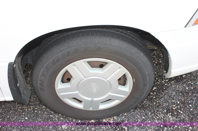 image for item D7720 2002 Ford Windstar LX mini van