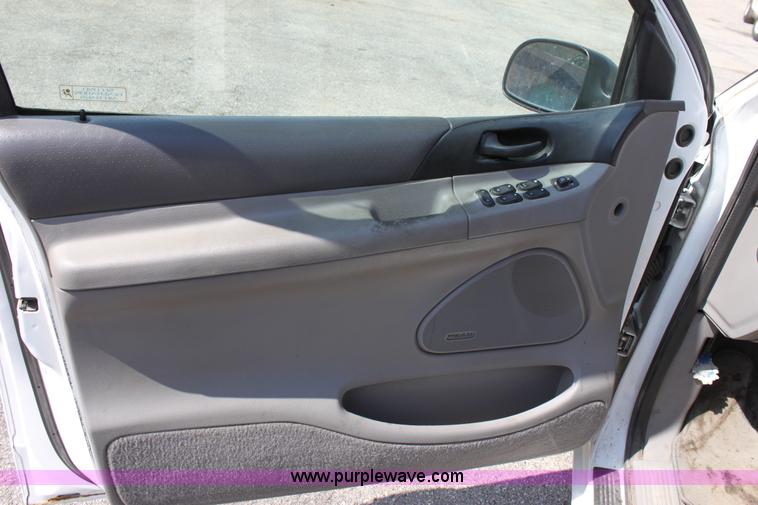 image for item D7721 1998 Ford Windstar GL mini van