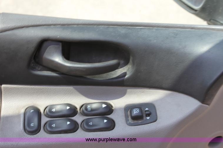 image for item D7721 1998 Ford Windstar GL mini van