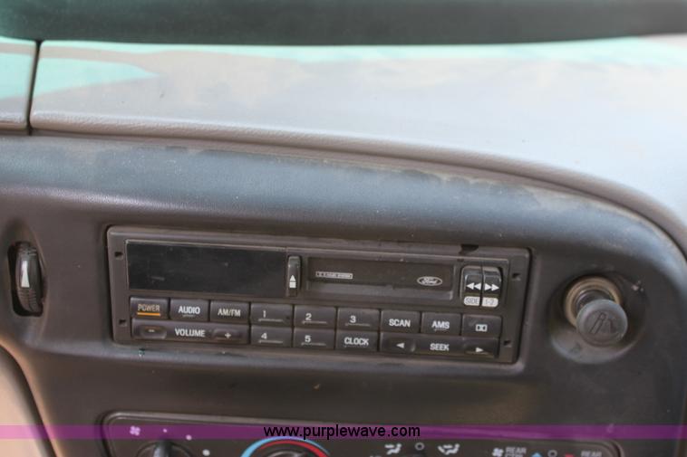 image for item D7721 1998 Ford Windstar GL mini van
