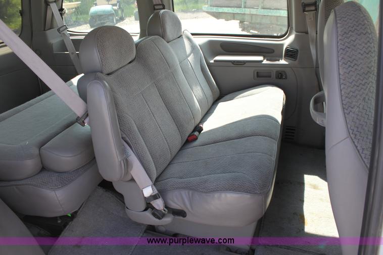 image for item D7721 1998 Ford Windstar GL mini van