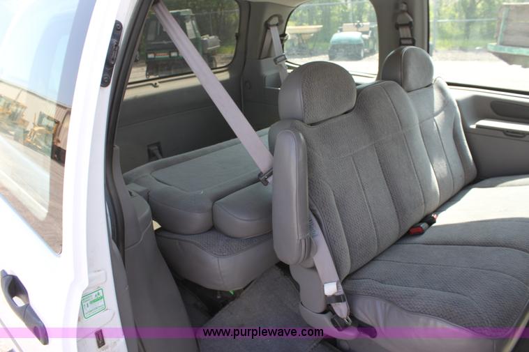image for item D7721 1998 Ford Windstar GL mini van