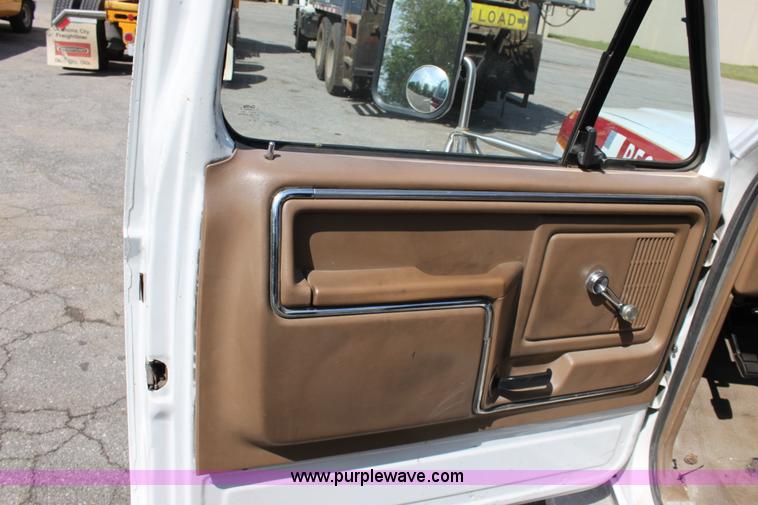 image for item D7722 1986 Ford F350 XLT pickup truck