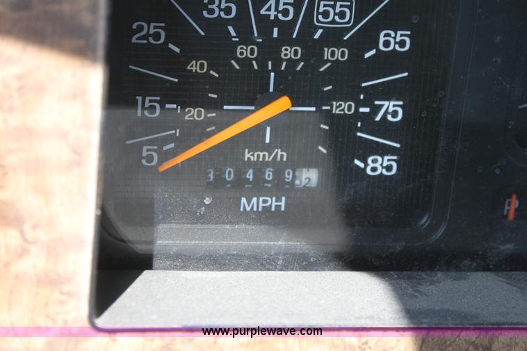 image for item D7722 1986 Ford F350 XLT pickup truck