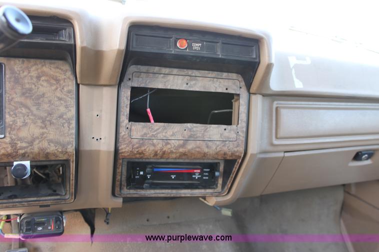 image for item D7722 1986 Ford F350 XLT pickup truck