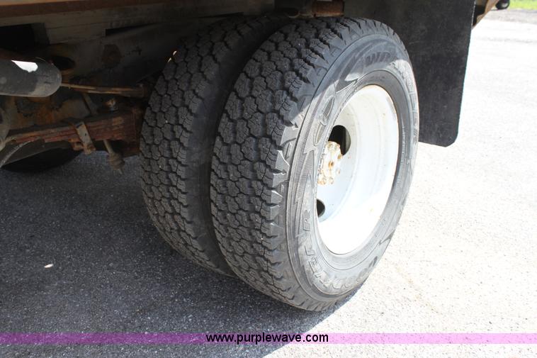 image for item D7722 1986 Ford F350 XLT pickup truck