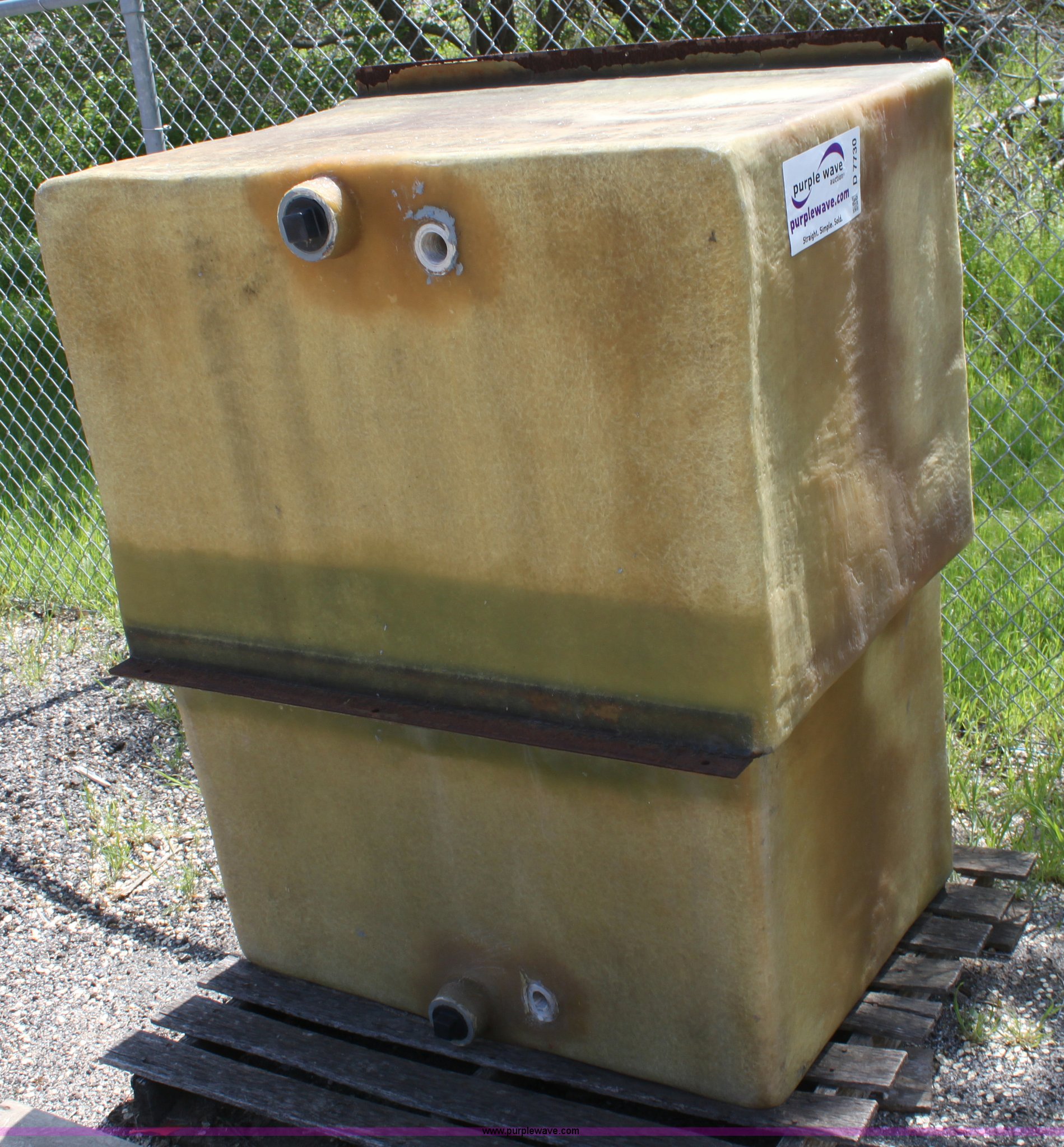 (2) fiberglass tanks in Hutchinson, KS Item D7730 sold Purple Wave