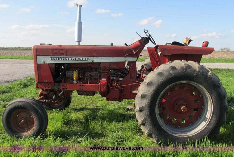 image for item B2686 1970 International Farmall 756 tractor