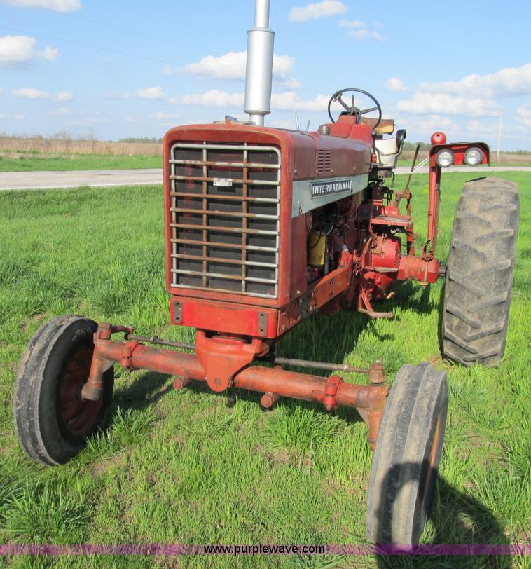 image for item B2686 1970 International Farmall 756 tractor