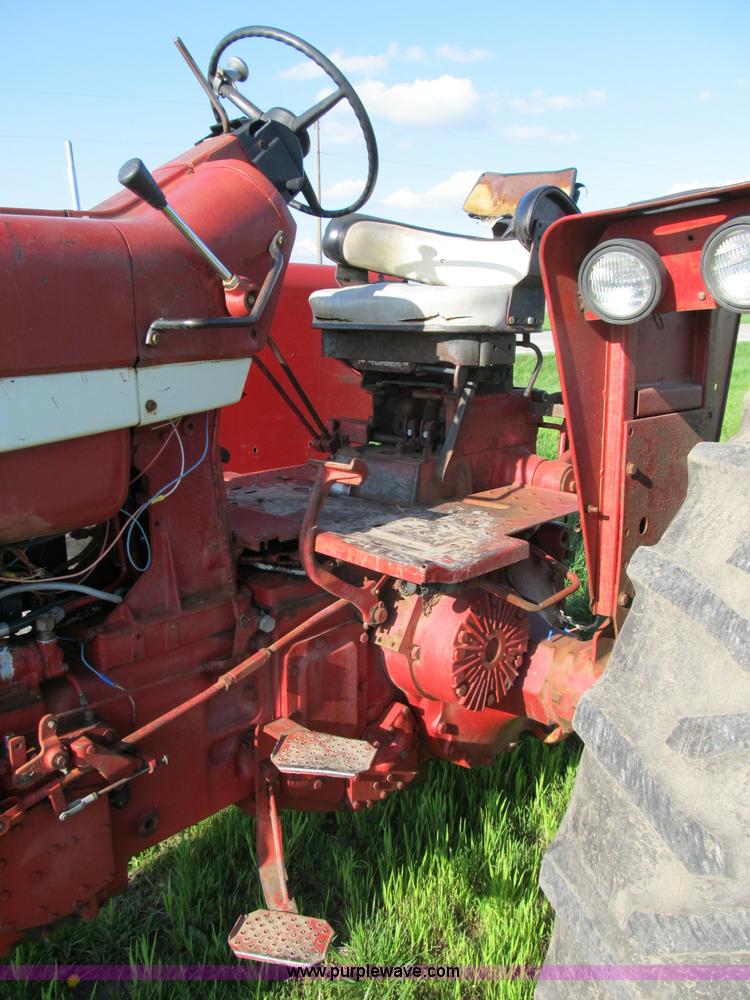 image for item B2686 1970 International Farmall 756 tractor