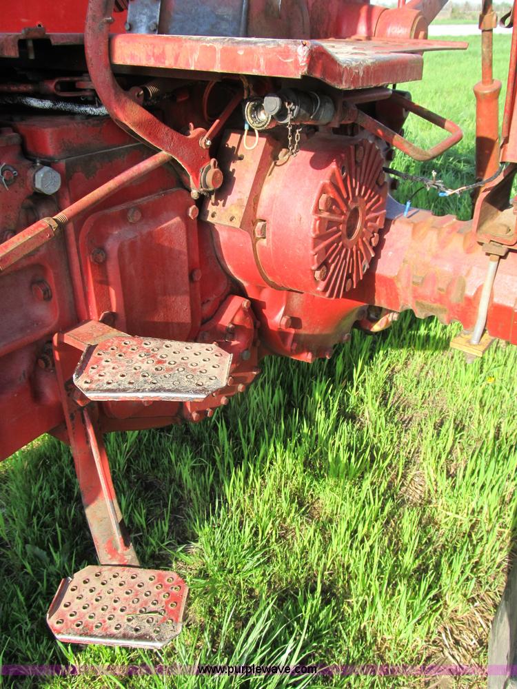 image for item B2686 1970 International Farmall 756 tractor
