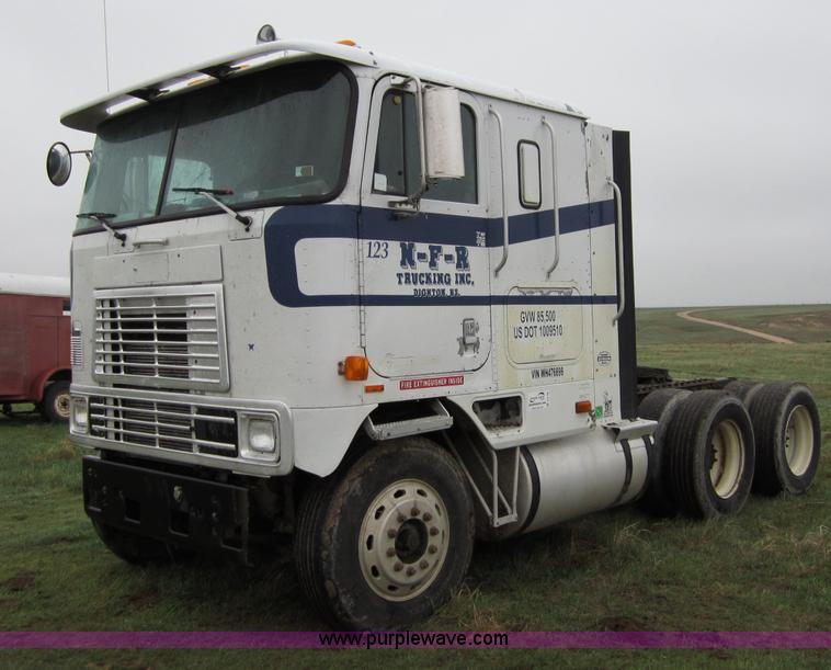 image for item B3168 1998 International 9800 semi truck