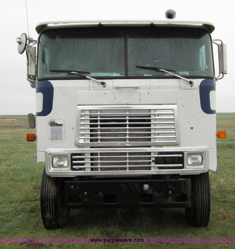image for item B3168 1998 International 9800 semi truck