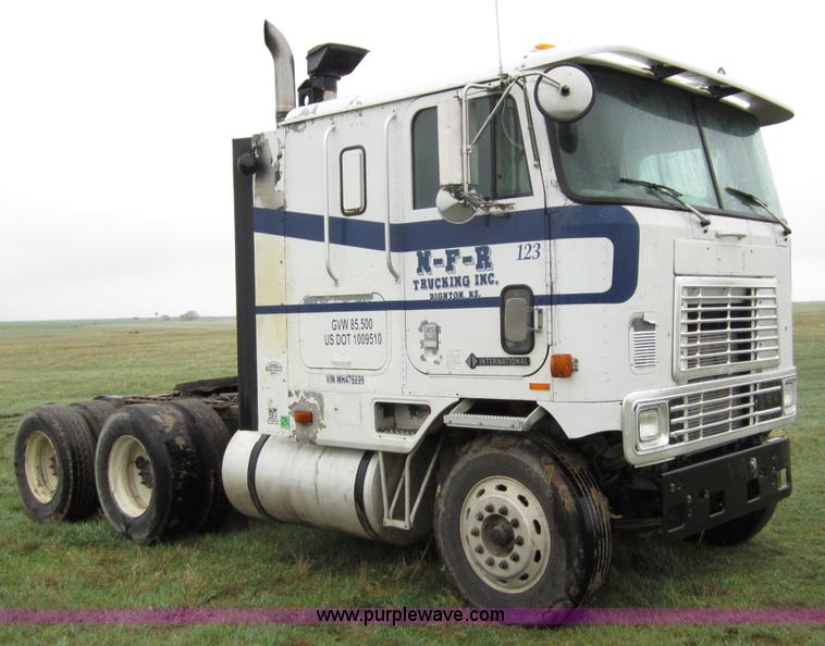 image for item B3168 1998 International 9800 semi truck