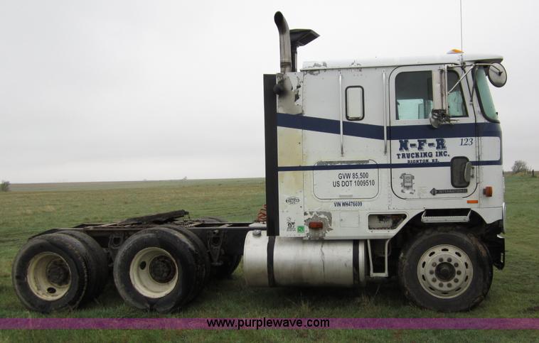 image for item B3168 1998 International 9800 semi truck