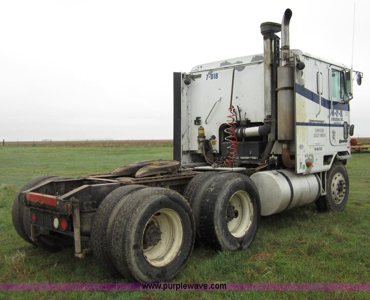 image for item B3168 1998 International 9800 semi truck