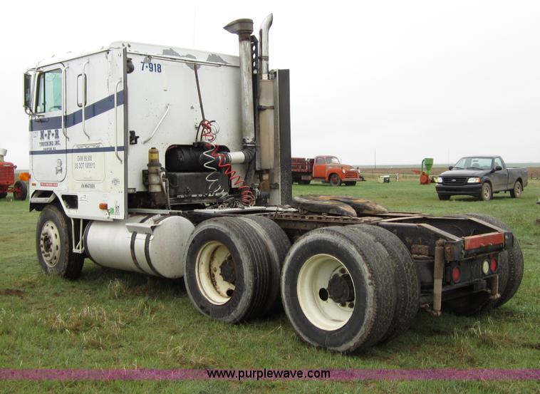 image for item B3168 1998 International 9800 semi truck