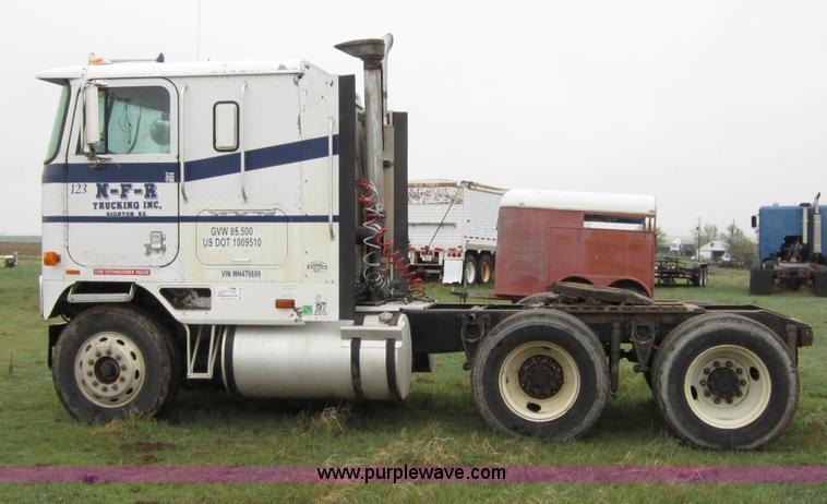 image for item B3168 1998 International 9800 semi truck
