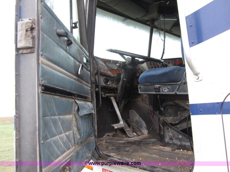 image for item B3168 1998 International 9800 semi truck