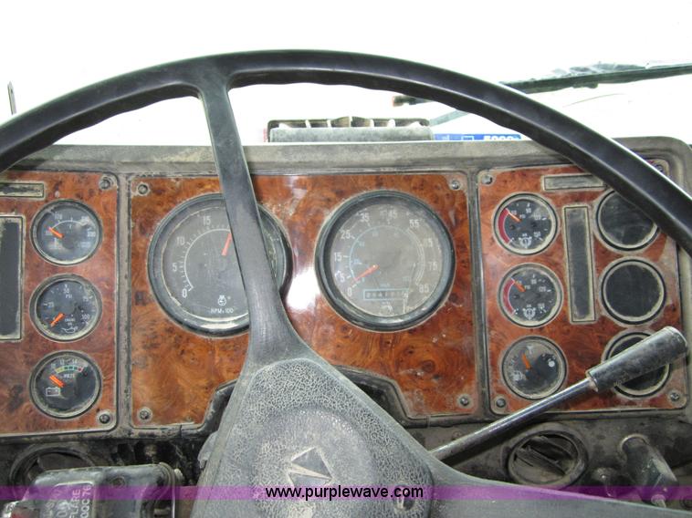 image for item B3168 1998 International 9800 semi truck