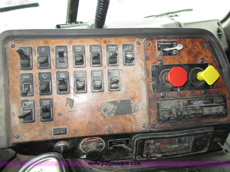 image for item B3168 1998 International 9800 semi truck