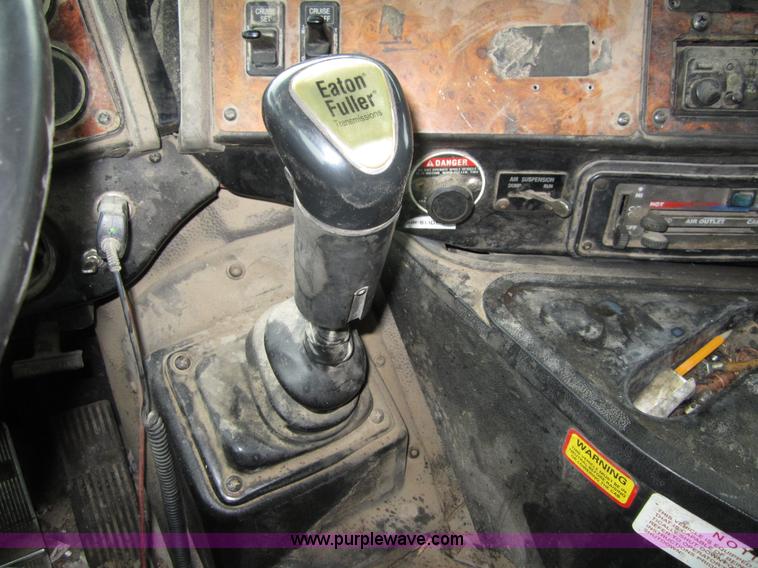 image for item B3168 1998 International 9800 semi truck