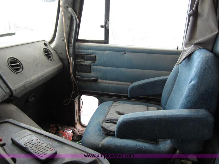 image for item B3168 1998 International 9800 semi truck