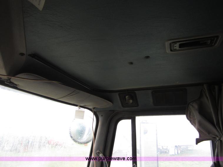 image for item B3168 1998 International 9800 semi truck