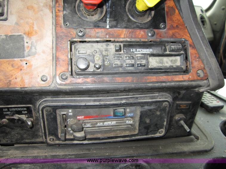 image for item B3168 1998 International 9800 semi truck