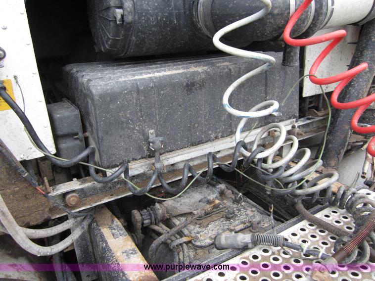 image for item B3168 1998 International 9800 semi truck