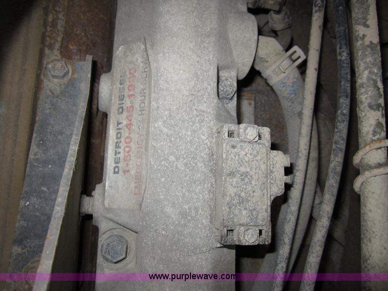 image for item B3168 1998 International 9800 semi truck