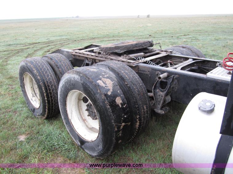 image for item B3168 1998 International 9800 semi truck