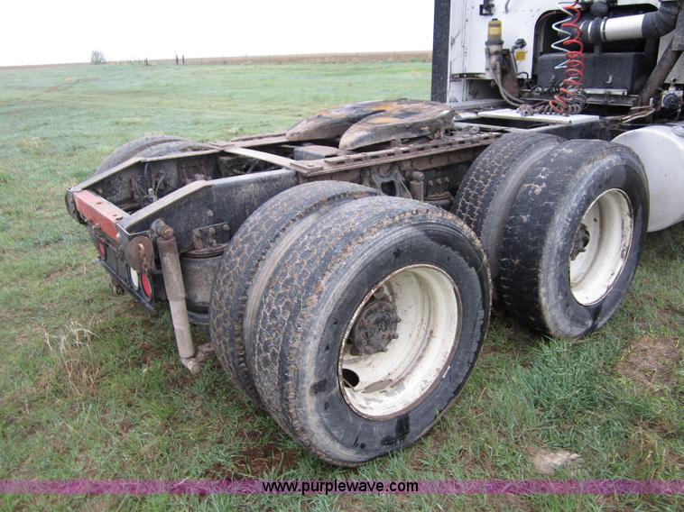 image for item B3168 1998 International 9800 semi truck