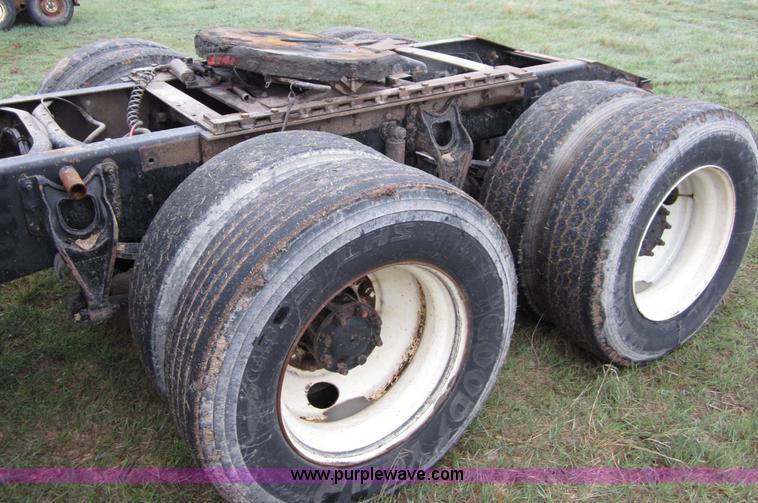 image for item B3168 1998 International 9800 semi truck