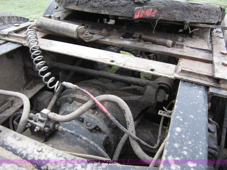 image for item B3168 1998 International 9800 semi truck