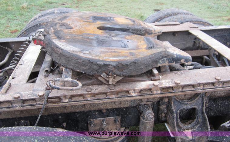 image for item B3168 1998 International 9800 semi truck