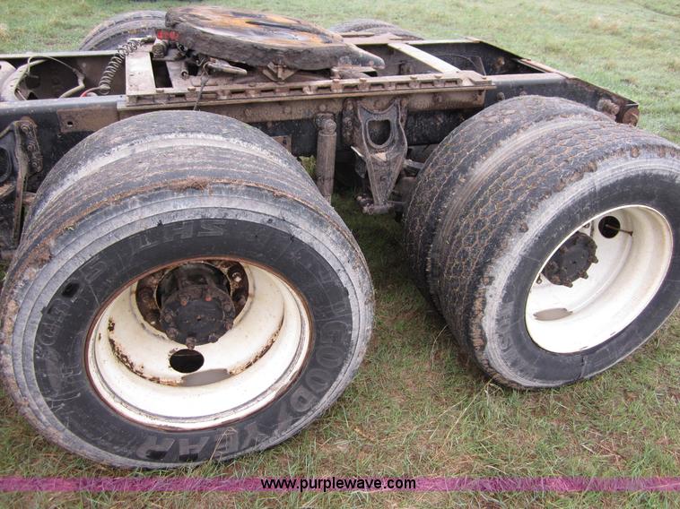 image for item B3168 1998 International 9800 semi truck