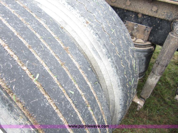 image for item B3168 1998 International 9800 semi truck