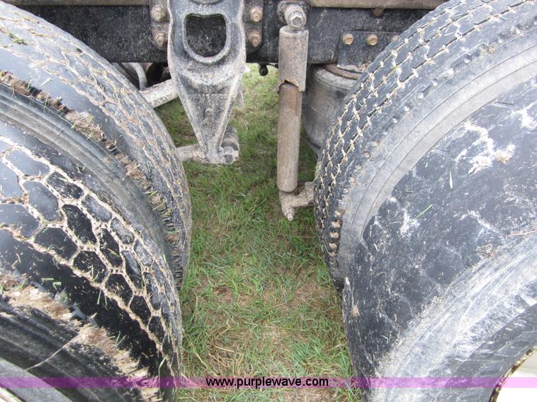 image for item B3168 1998 International 9800 semi truck