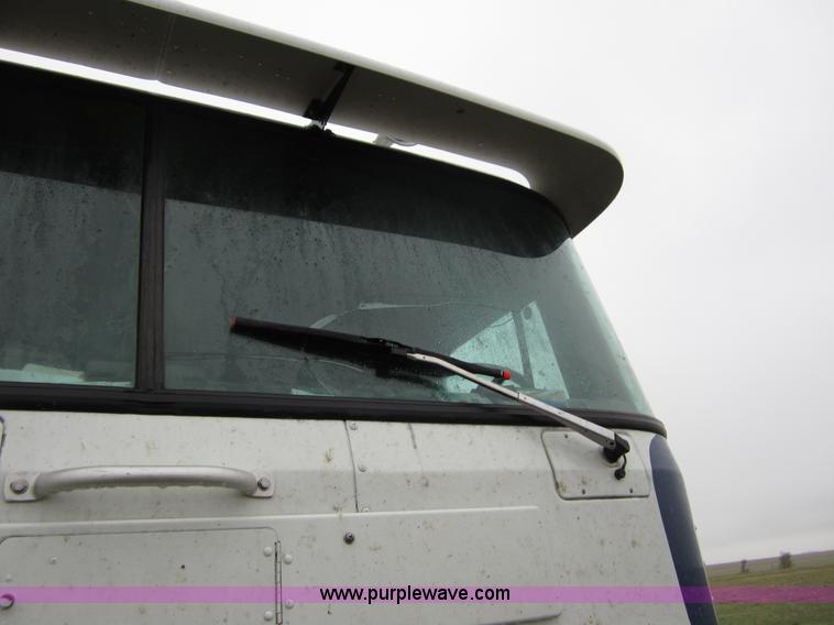 image for item B3168 1998 International 9800 semi truck