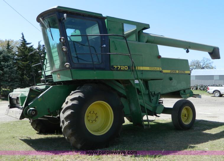 image for item B3610 1988 John Deere 7720 Titan II combine