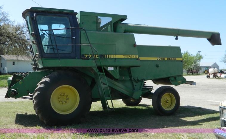 image for item B3610 1988 John Deere 7720 Titan II combine