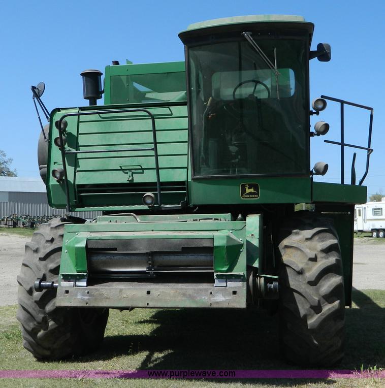image for item B3610 1988 John Deere 7720 Titan II combine