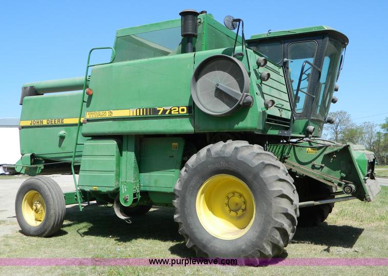 image for item B3610 1988 John Deere 7720 Titan II combine