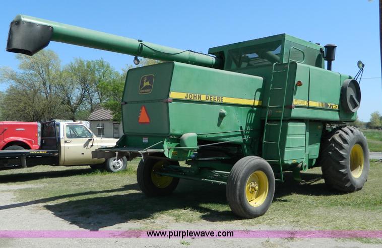 image for item B3610 1988 John Deere 7720 Titan II combine