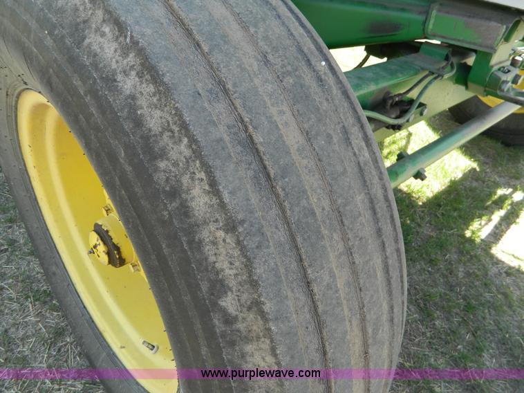 image for item B3610 1988 John Deere 7720 Titan II combine