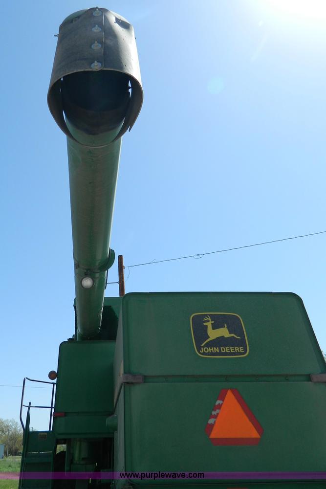 image for item B3610 1988 John Deere 7720 Titan II combine