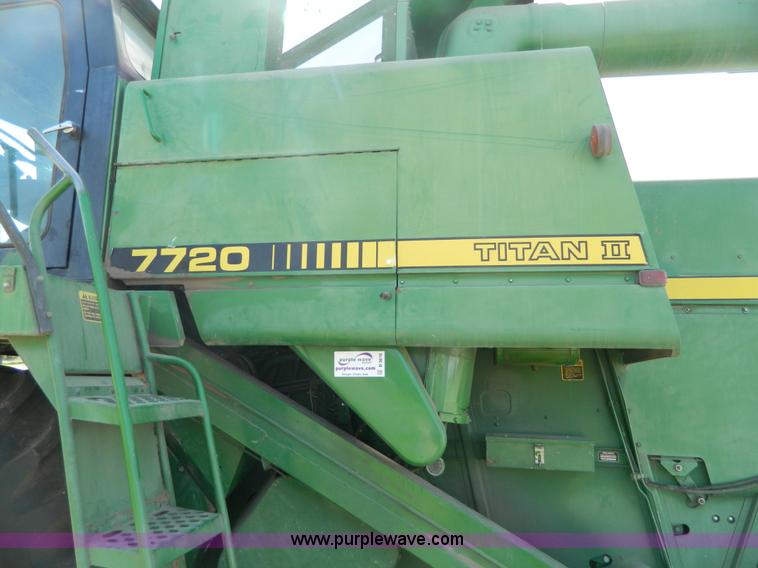 image for item B3610 1988 John Deere 7720 Titan II combine